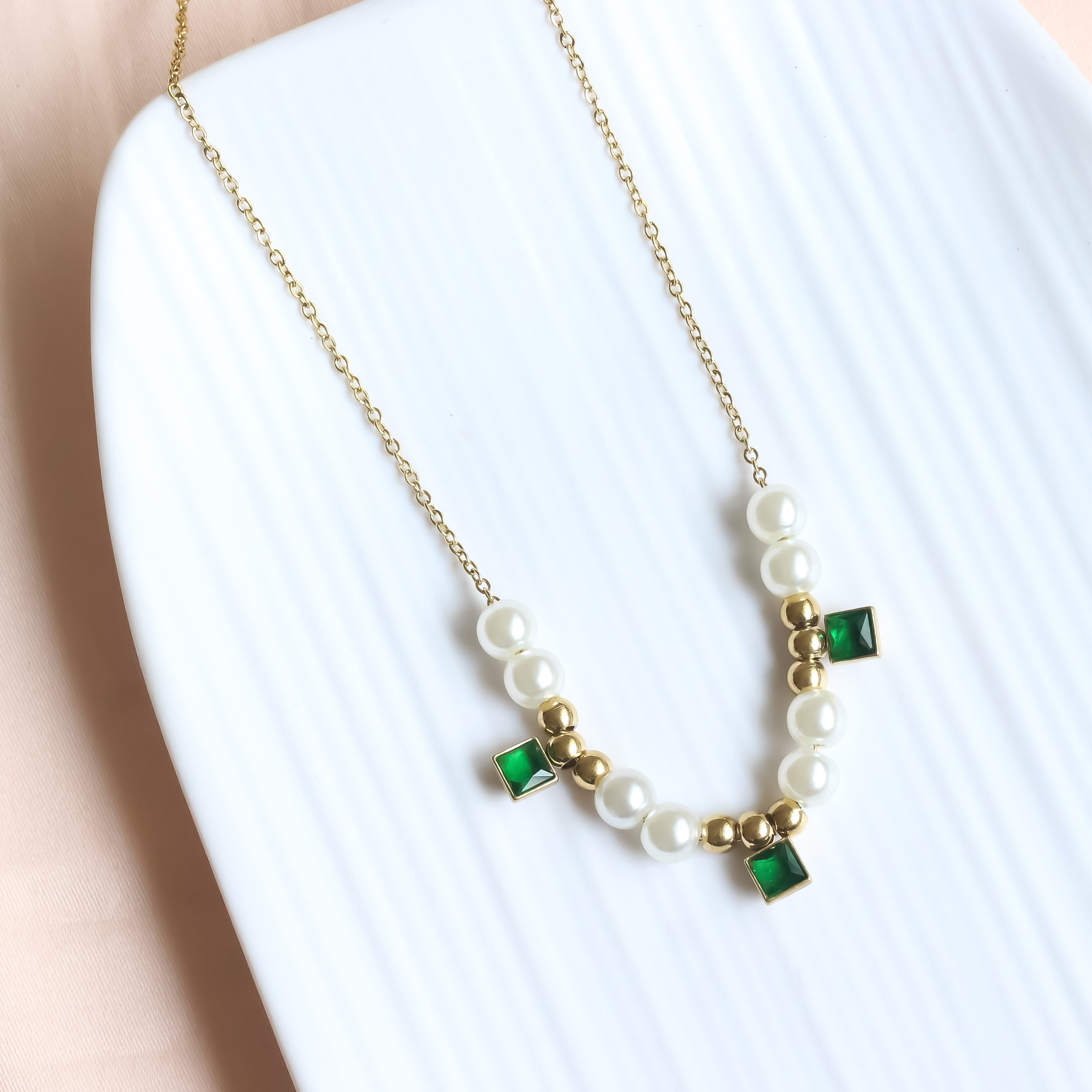 Siya Necklace | Pearl & Emerald Stone