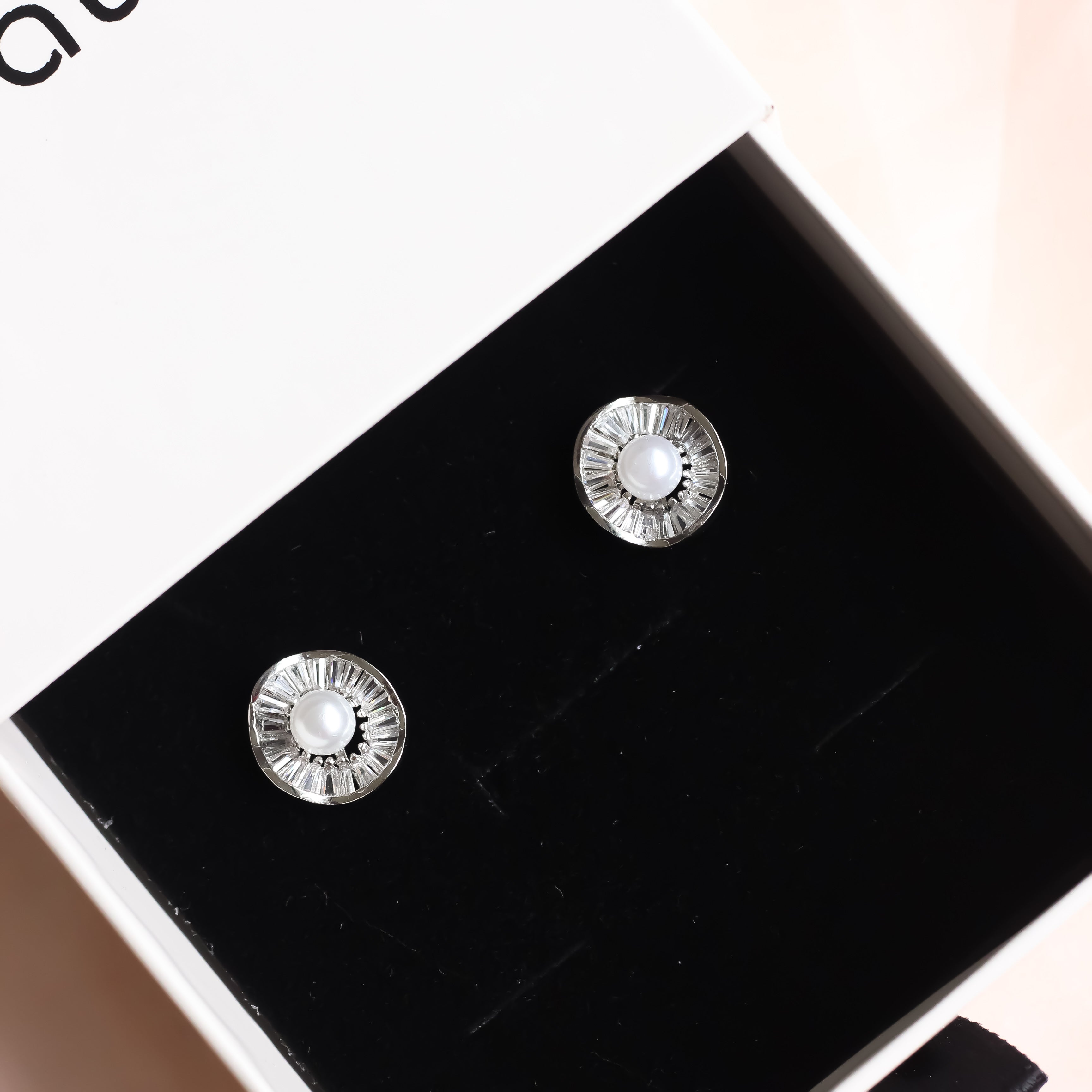 Pearl Daisy Studs