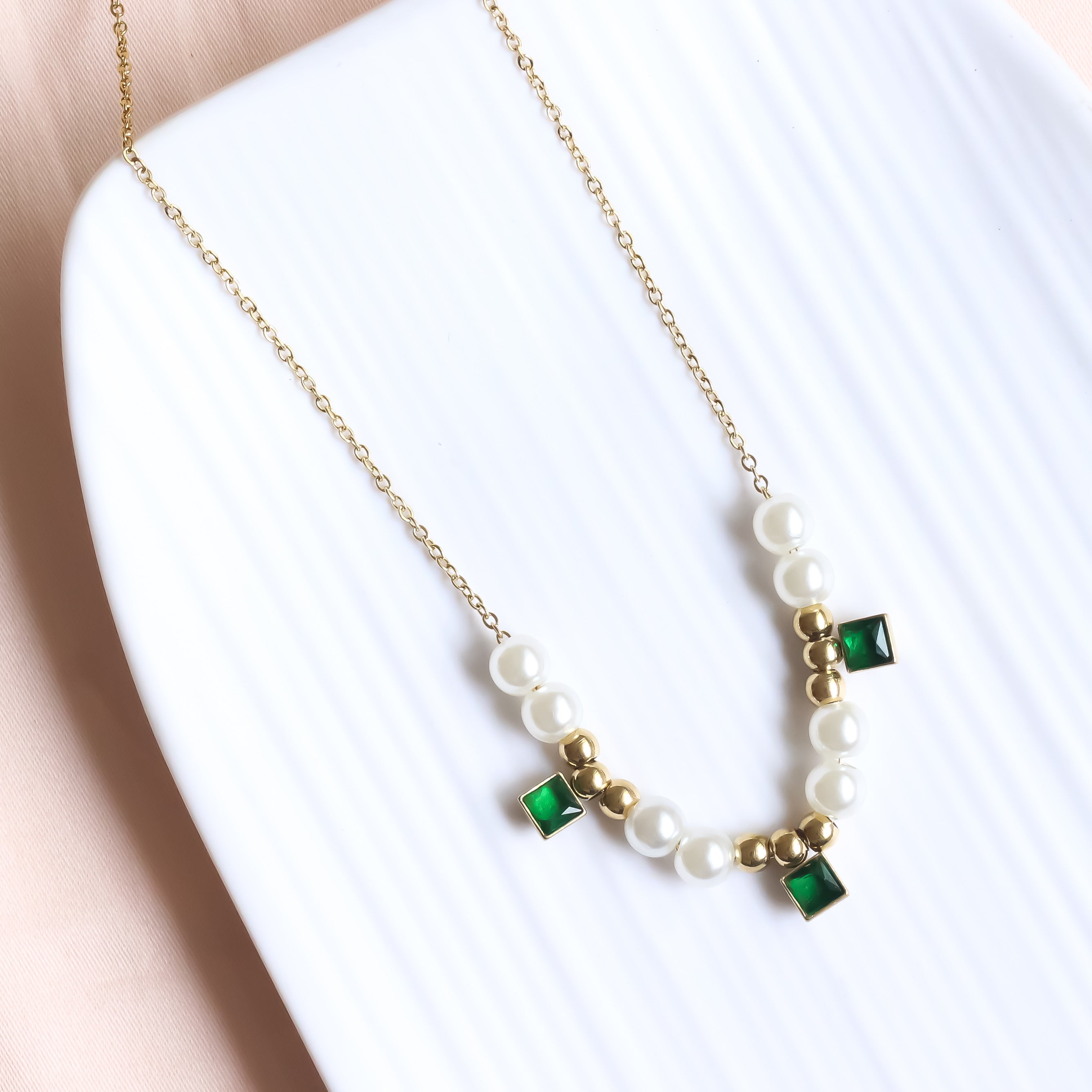 Siya Necklace | Pearl & Emerald Stone