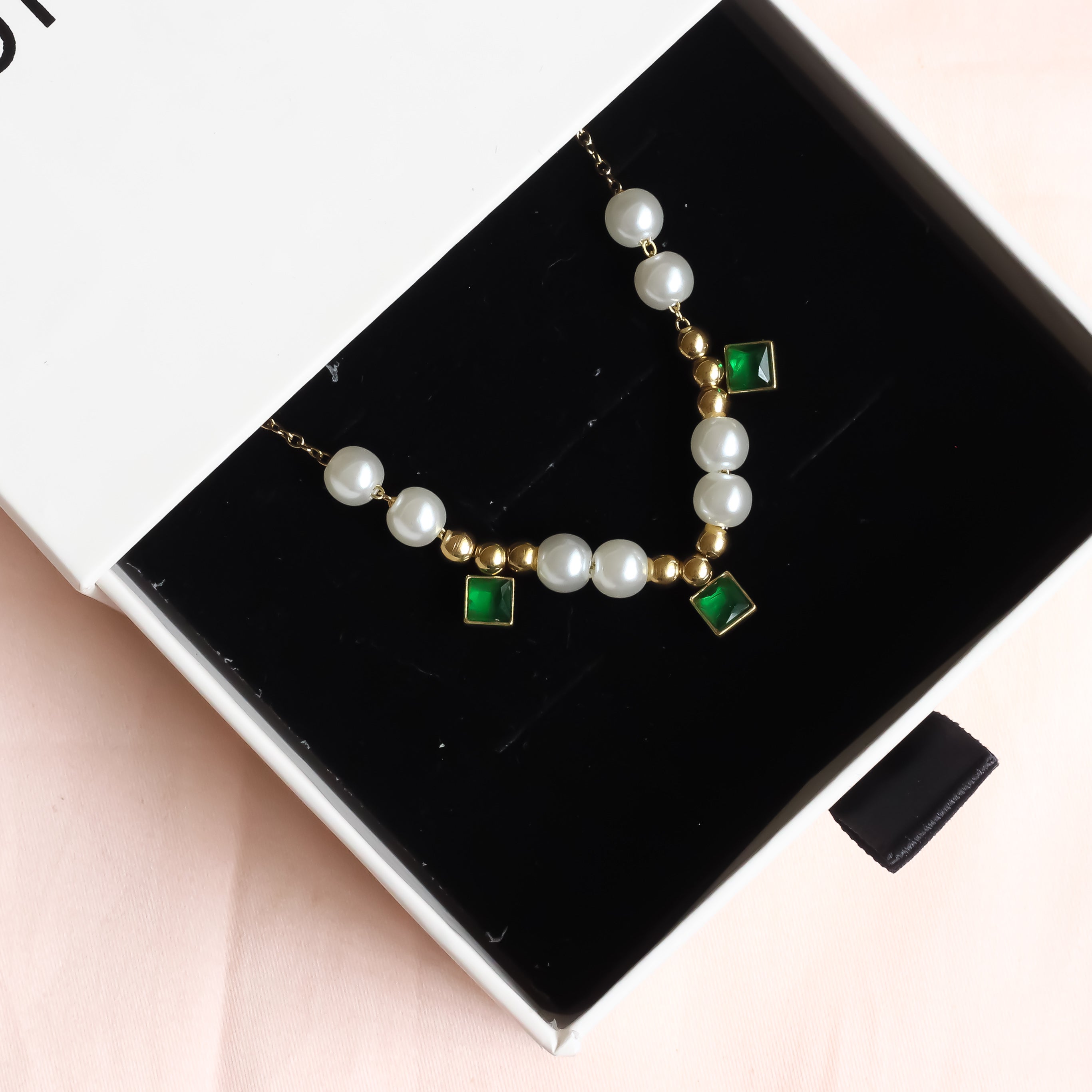 Siya Necklace | Pearl & Emerald Stone