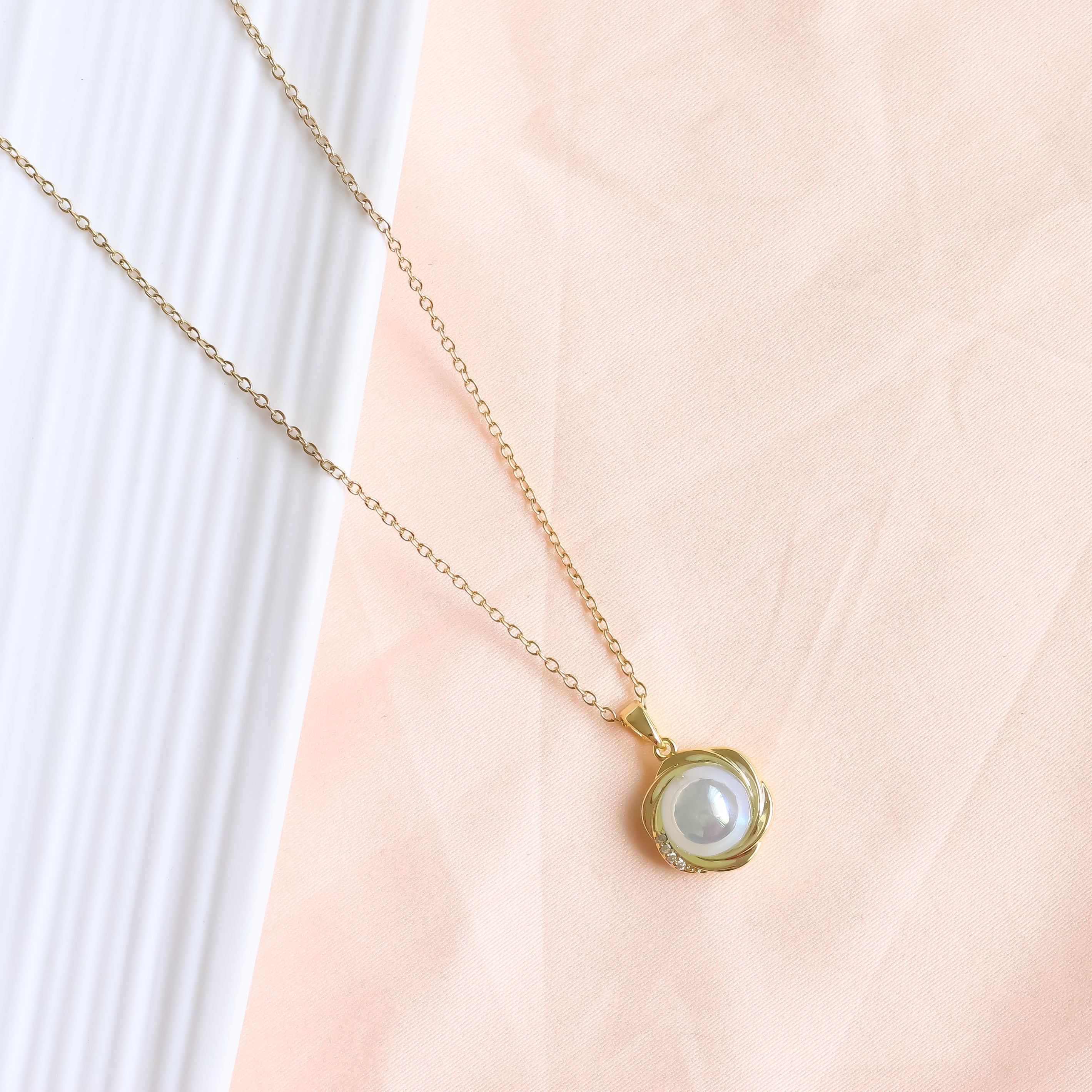 Pearlia Necklace